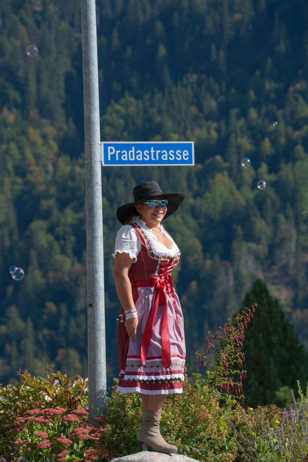 Warteschlange vor einem Gebäude